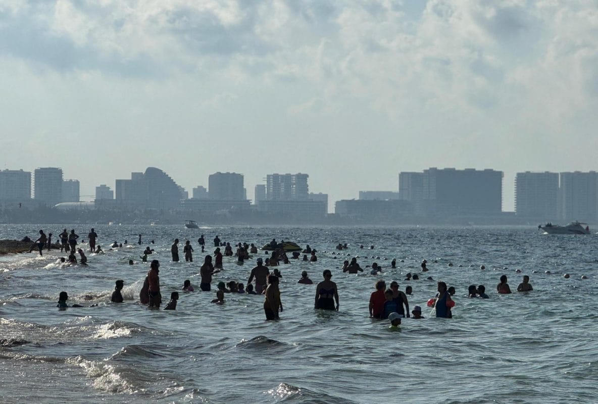 Familias disfrutan de playas limpias y clima ideal en Cancún