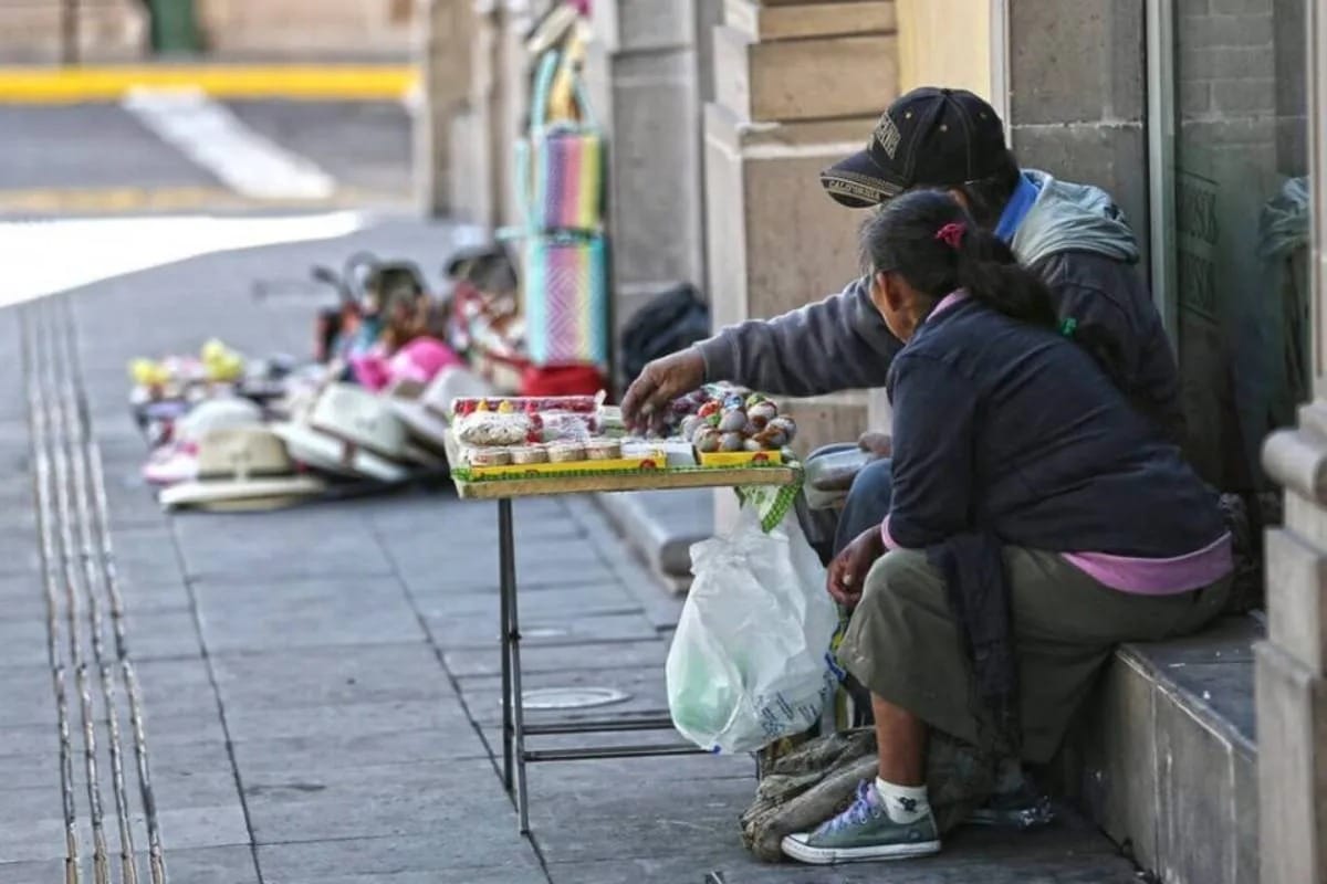 Pobreza laboral sube en México; 46 millones viven sin ingreso suficiente para comer
