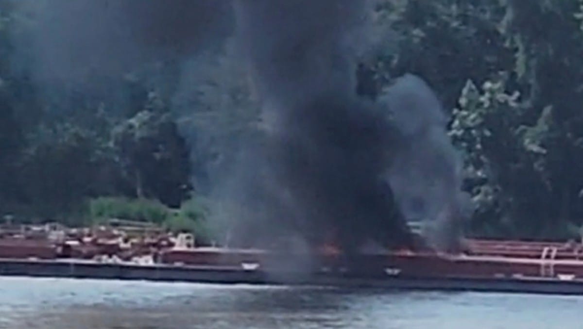 Tragedia aérea en el río Mississippi: helicóptero se estrella y se incendia; 2 muertos