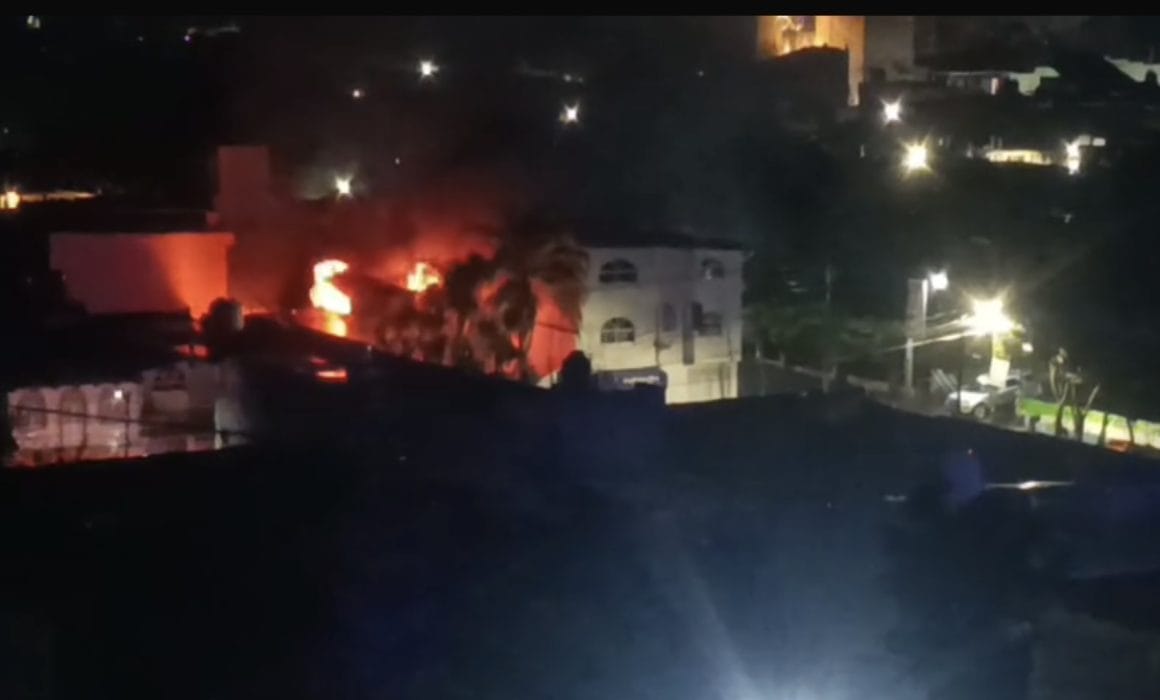 Presuntos sicarios incendian casa de la alcaldesa de Queréndaro; rescatan a su madre