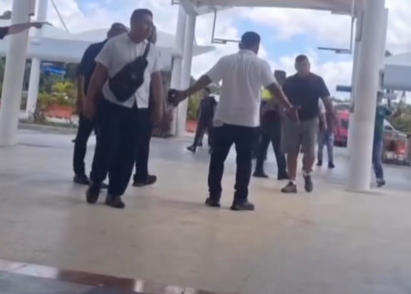 Nuevo pleito entre taxistas en aeropuerto de Cancún mancha imagen turística Nuevo pleito entre taxistas en aeropuerto de Cancún mancha imagen turística