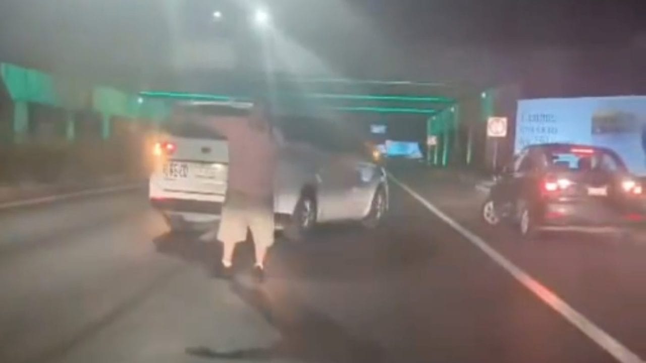 Transportistas del aeropuerto de Cancún intimidan a chofer de Uber y turistas