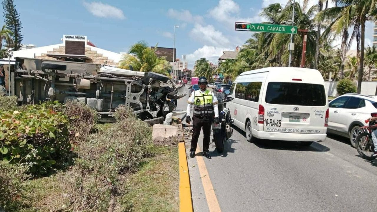 Camioneta se vuelca en plena Zona Hotelera de Cancún; no hubo lesionados