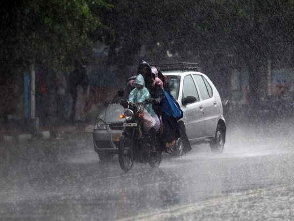 Guía rápida para conductores y peatones: cómo cuidarte en un día lluvioso