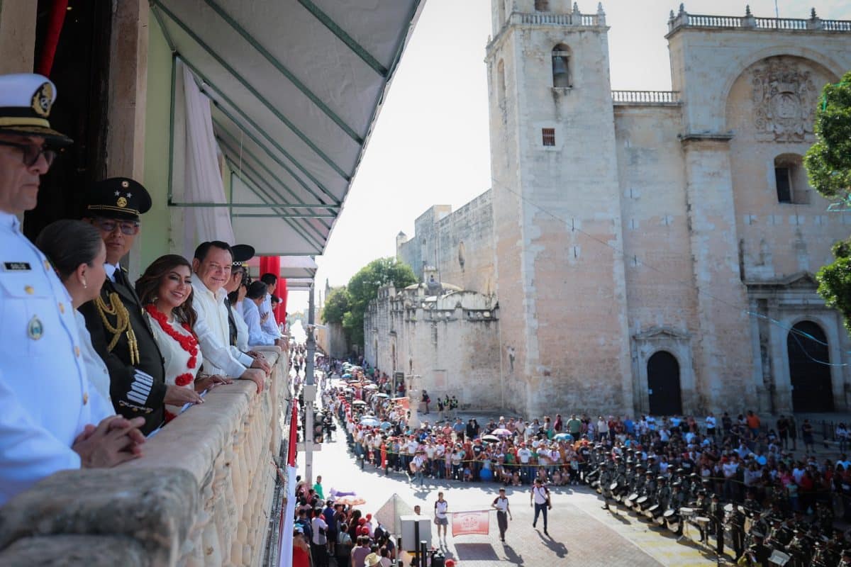 Díaz Mena encabeza desfile patrio en Mérida Díaz Mena encabeza desfile patrio en Mérida