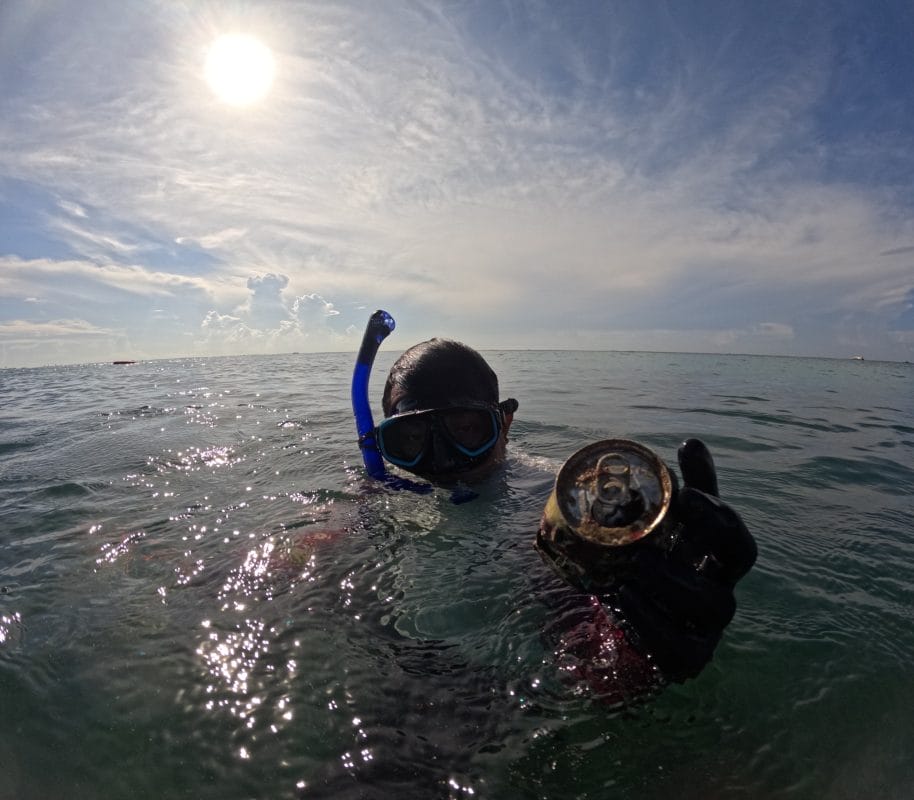 Retiran 2.5 toneladas de basura del mar en Playa del Carmen Retiran 2.5 toneladas de basura del mar en Playa del Carmen