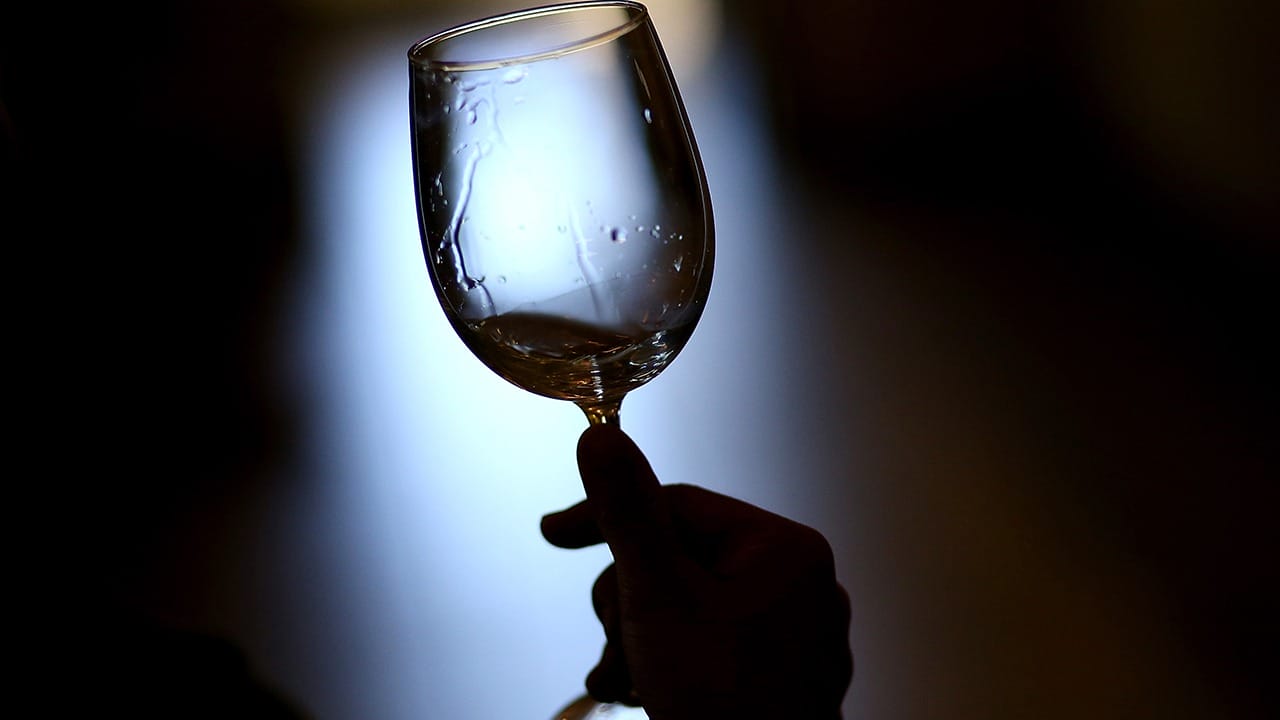 Alcohol y Alzheimer: incluso el consumo moderado aumenta el riesgo cerebral