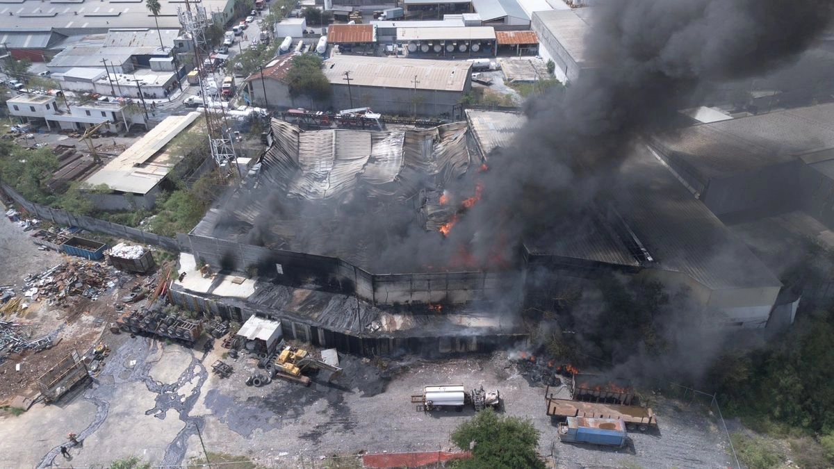 Arde fábrica de hidrocarburos en Escobedo, Nuevo León: autoridades reportan dos lesionados