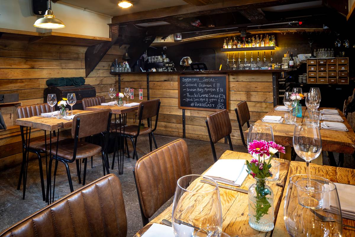 Bares y restaurantes bajo alerta por cobro de regalías musicales