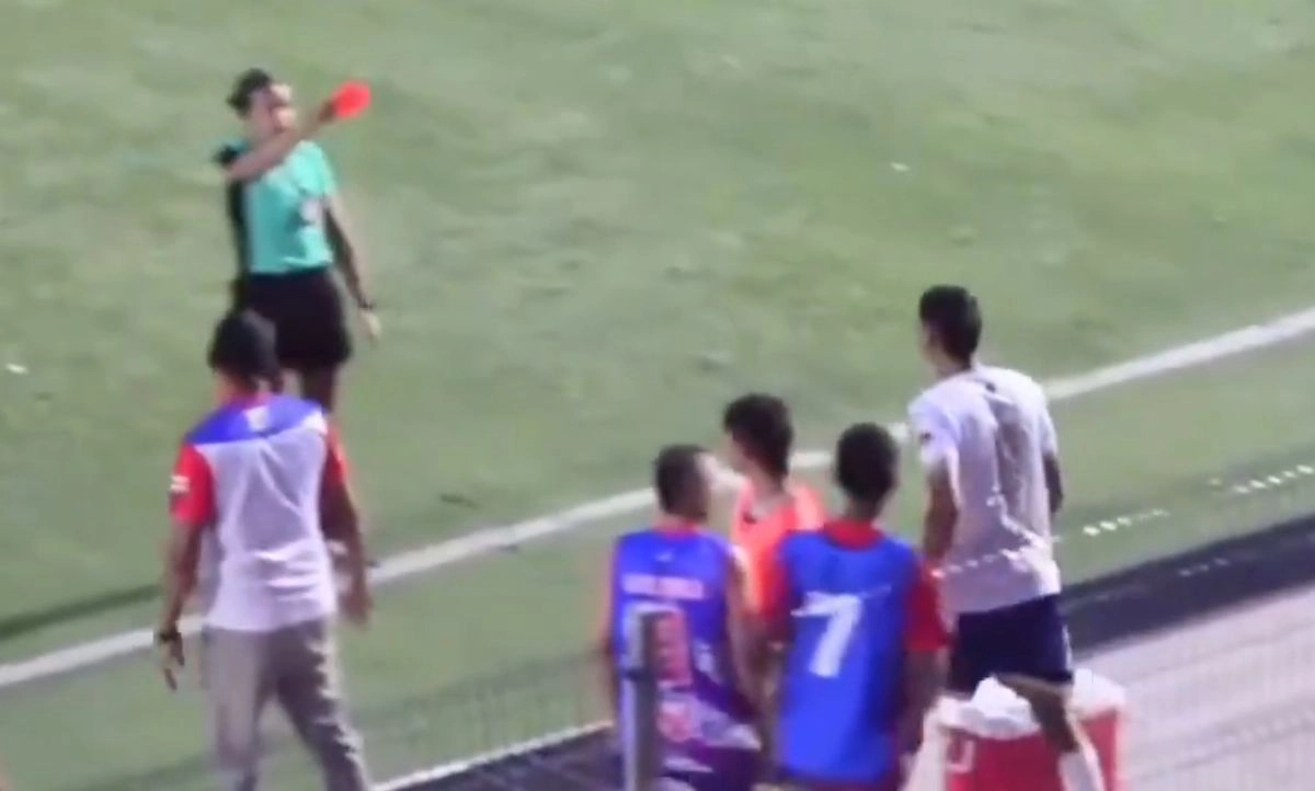 Árbitra es agredida por jugador en partido del futbol colombiano