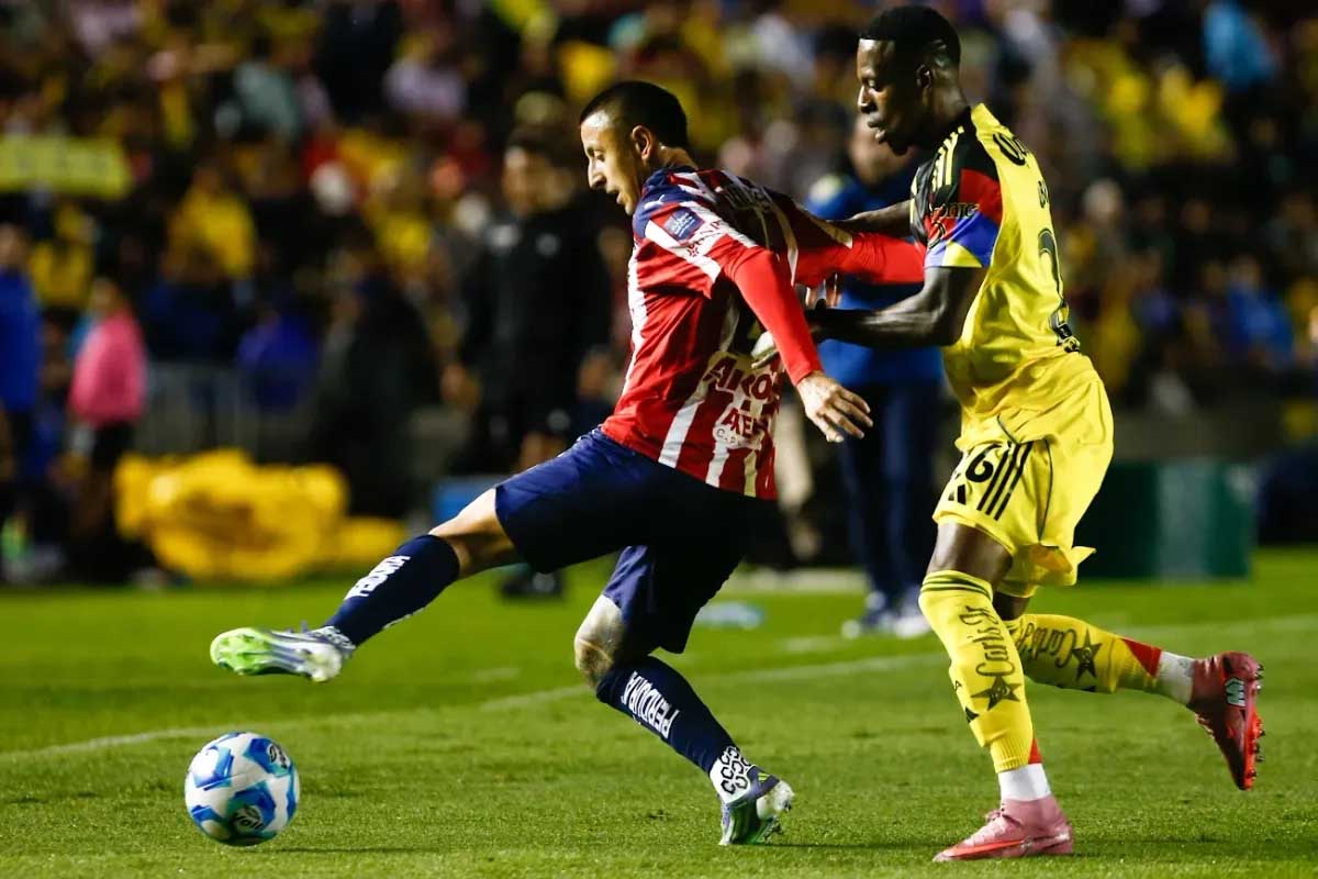Chivas vence al América bajo la lluvia en un clásico lleno de pasión
