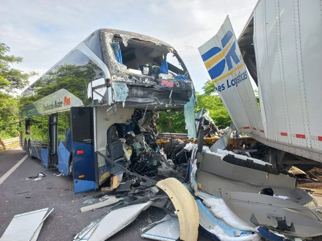 Choque en la carretera Tepic-Mazatlán deja dos muertos y 14 heridos