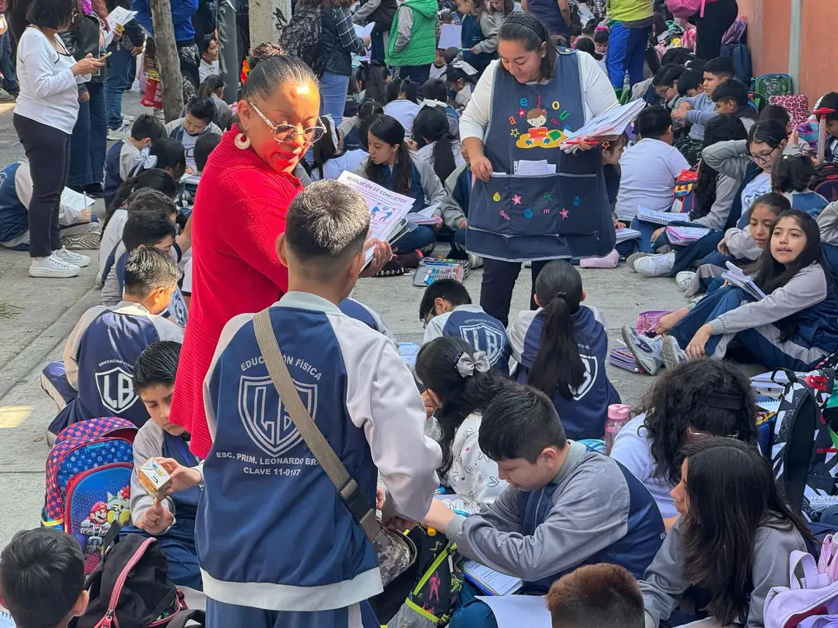 Clases extramuros en primaria de la Cuauhtémoc: docentes y padres exigen certeza laboral