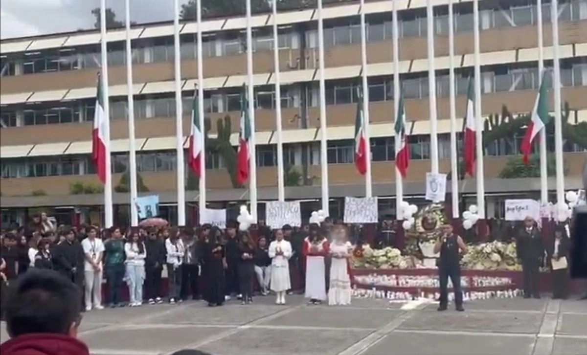 Comunidad politécnica rinde homenaje a víctimas de explosión de pipa en Iztapalapa