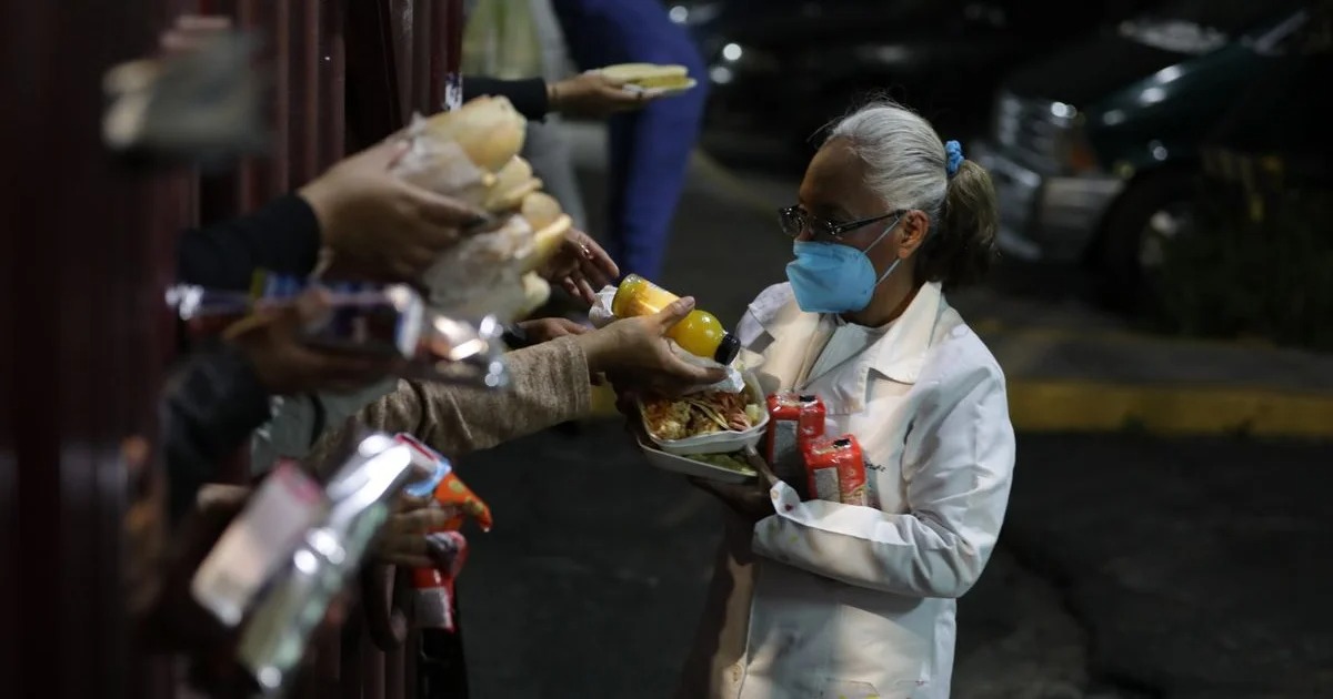 Continúan manifestaciones de solidaridad tras explosión de pipa en Iztapalapa