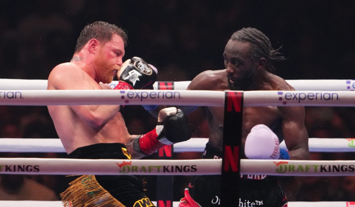 Crawford devuelve los cinturones al "Canelo" tras su derrota: esto pasó