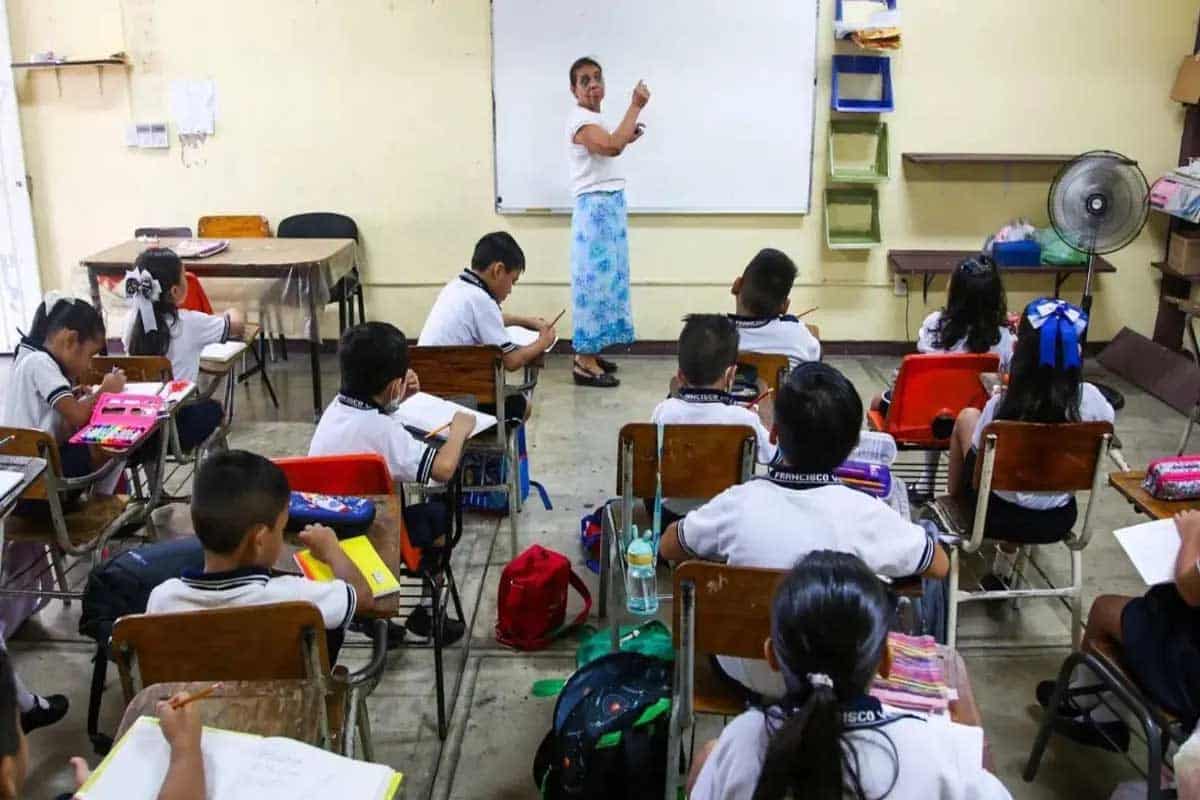 Crisis en las aulas: maestros mexicanos bajo presión por falta de inversión