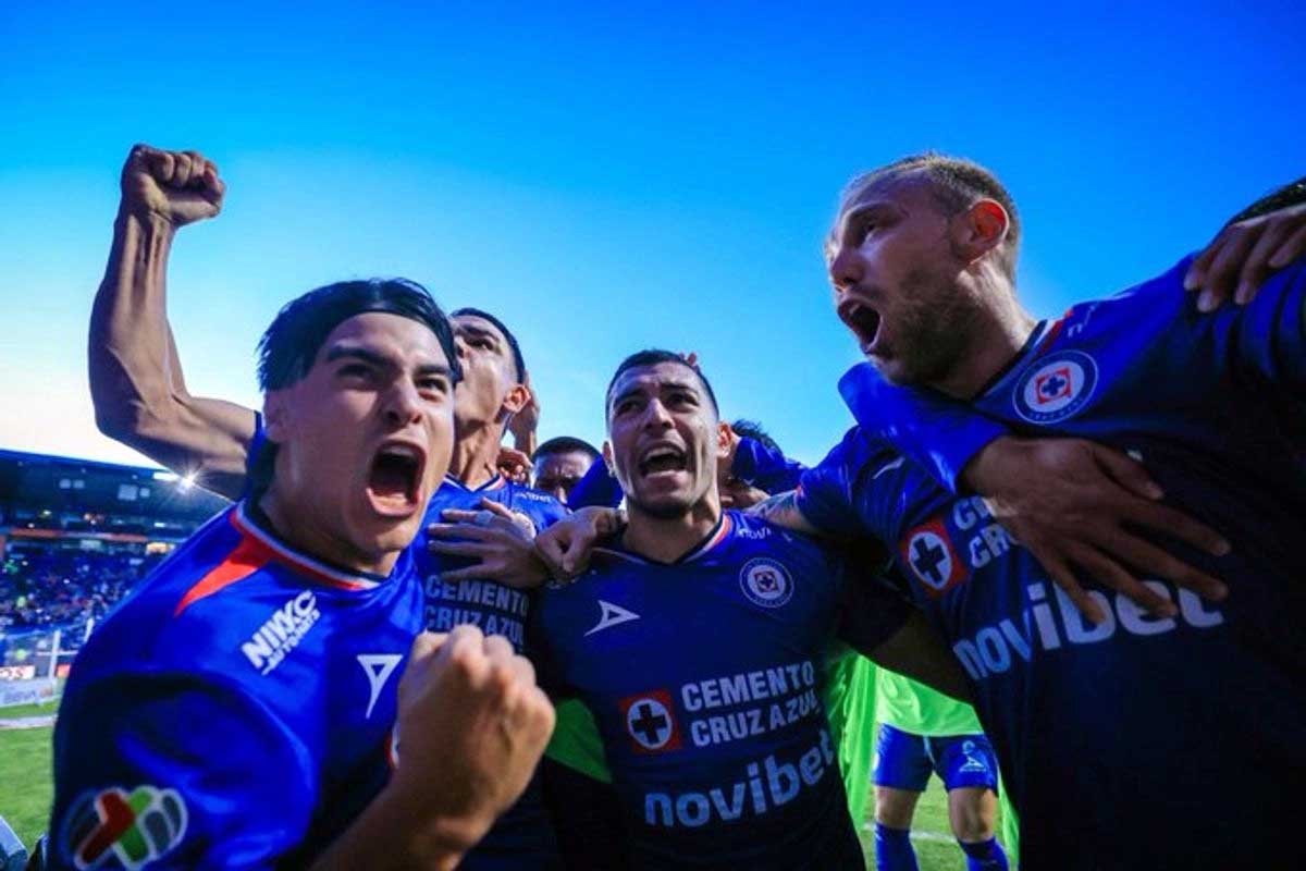 Cruz Azul vence al Pachuca con polémica y sigue invicto en el Apertura 2025