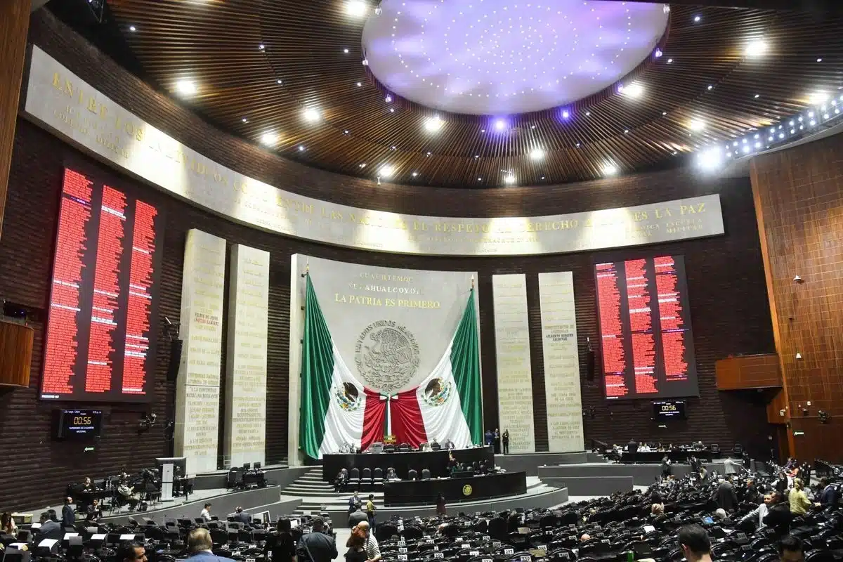 Diputados aprueban prohibir la venta de bebidas energéticas a menores en México