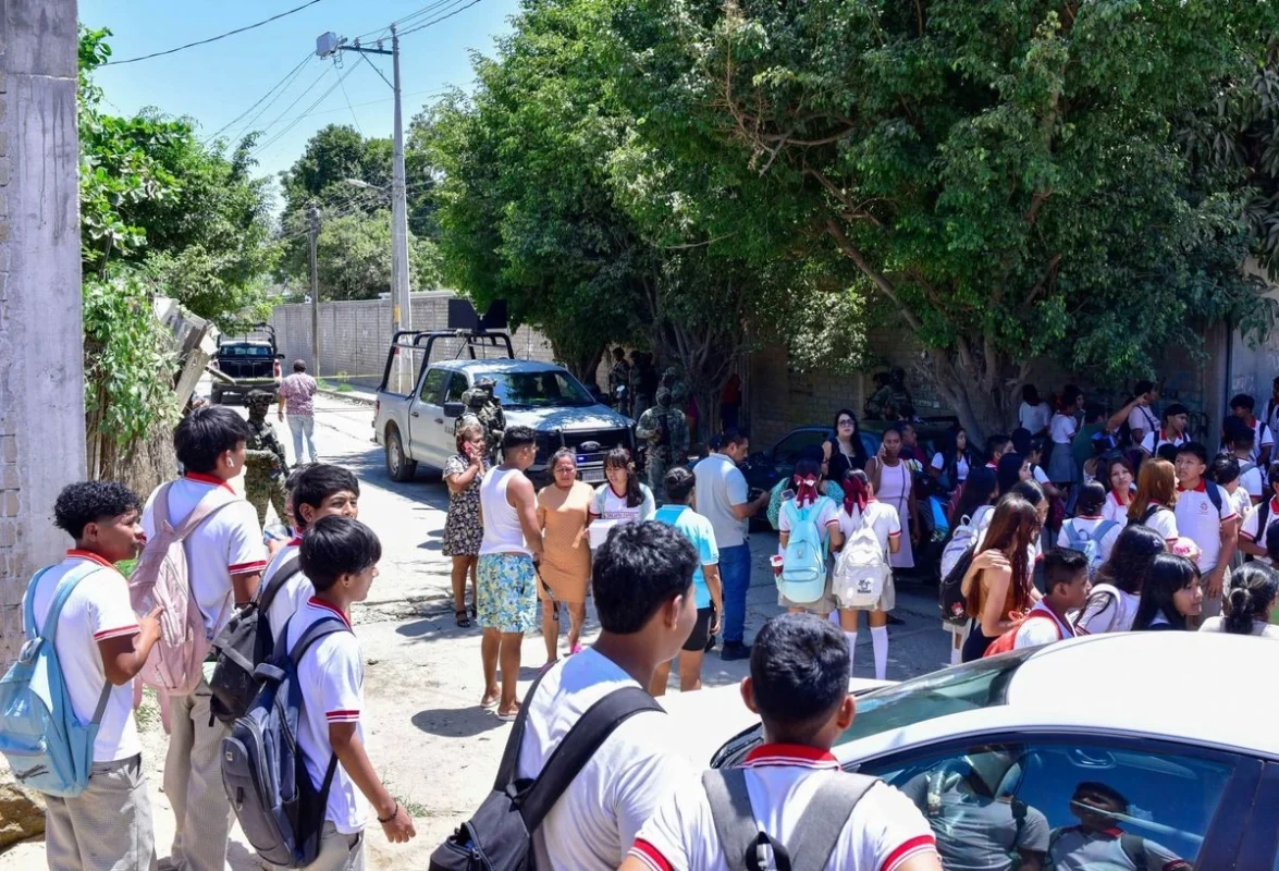 Docentes y trabajadores cierran secundaria en Guerrero por falta de servicios básicos Docentes y trabajadores cierran secundaria en Guerrero por falta de servicios básicos