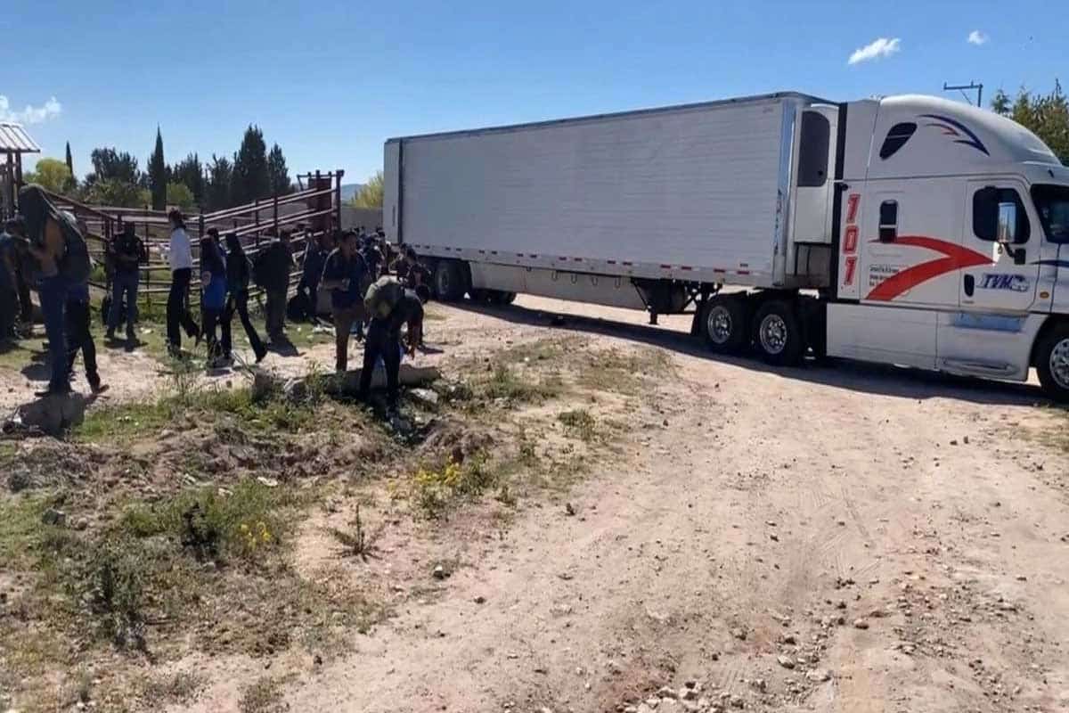 Durango: hallan tractocamión con 118 migrantes abandonados en San Marcos