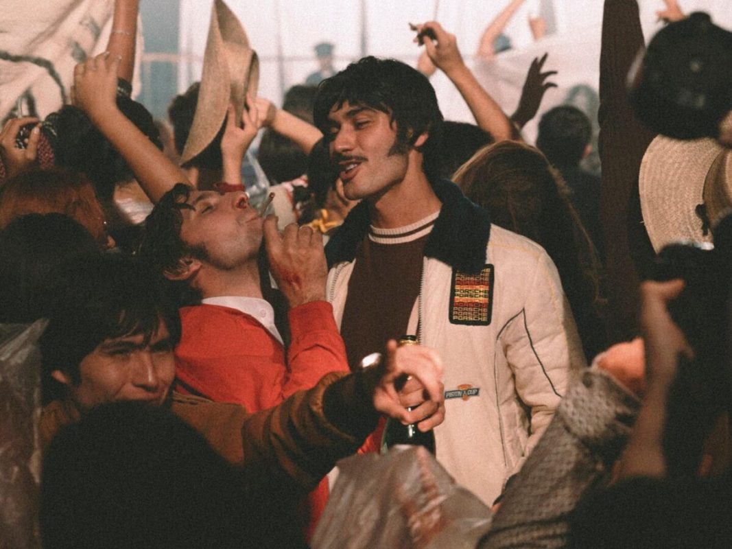 Emiliano Zurita y Alejandro Speitzer brillan en "Autos, mota y rocanrol"