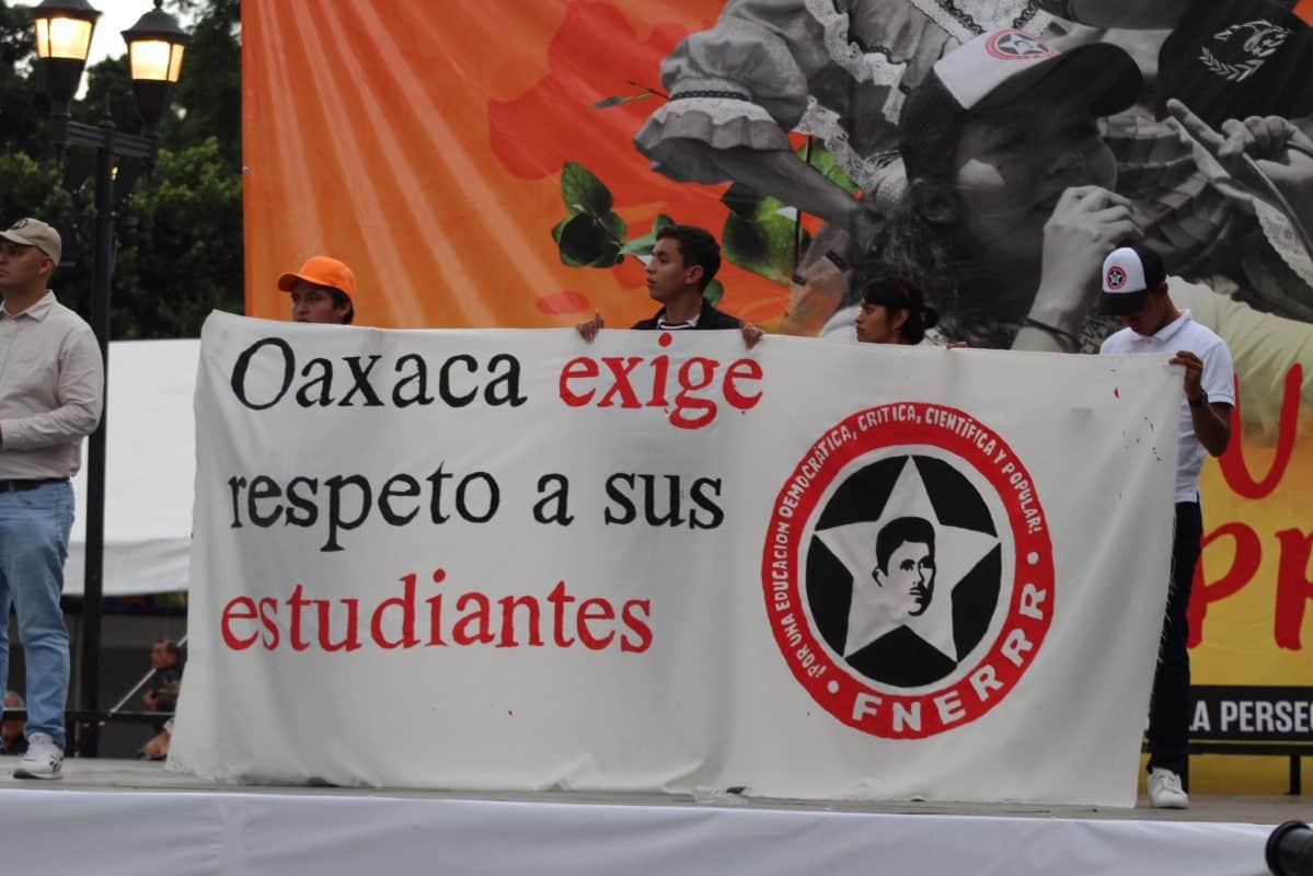 Estudiantes de Oaxaca retiran manifestación frente a Palacio Nacional