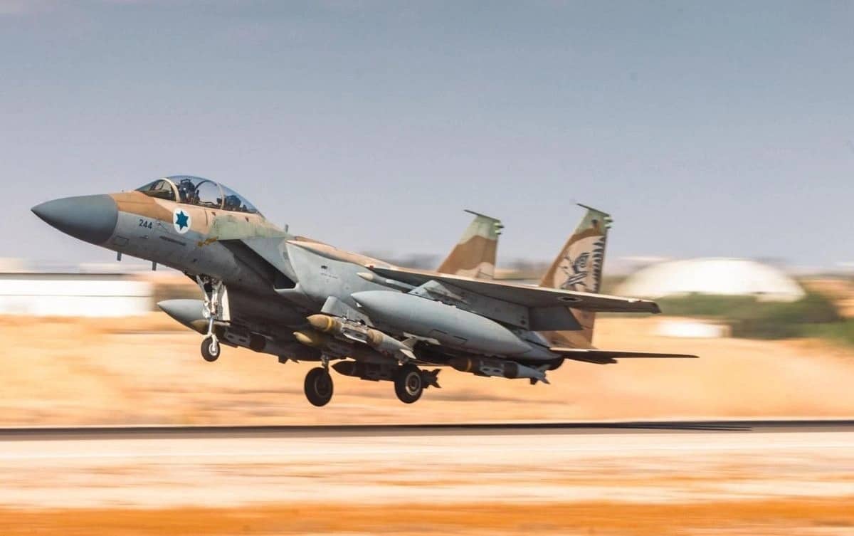 Israel bombardea a rebeldes hutíes en puerto estratégico de Yemen Israel bombardea a rebeldes hutíes en puerto estratégico de Yemen