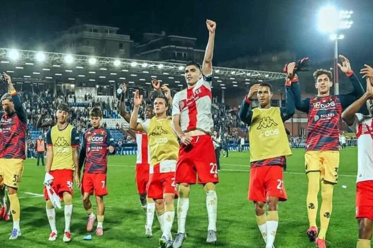 Johan Vásquez brilla como capitán en empate agónico del Genoa ante Como