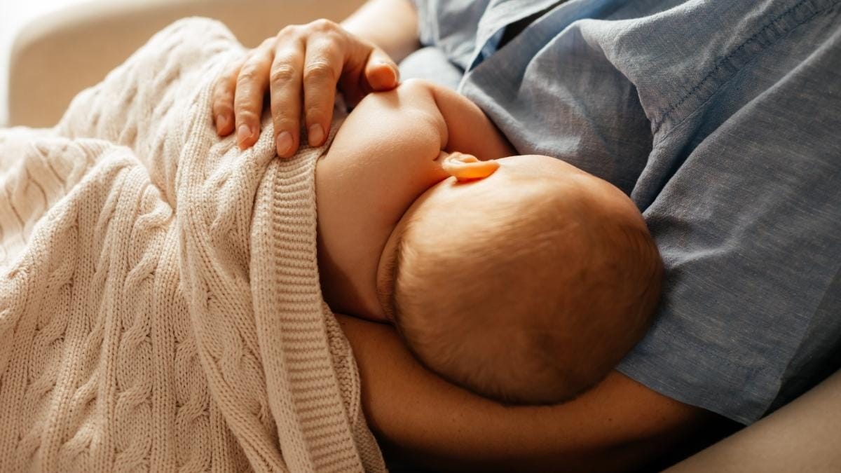 La leche materna influye en el sueño del bebé según un estudio