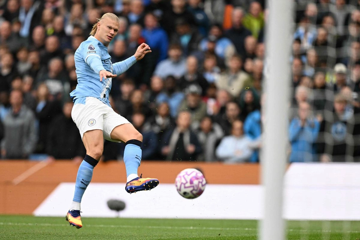 Manchester City se lleva con autoridad el derbi y Liverpool mantiene el liderato en la Premier League