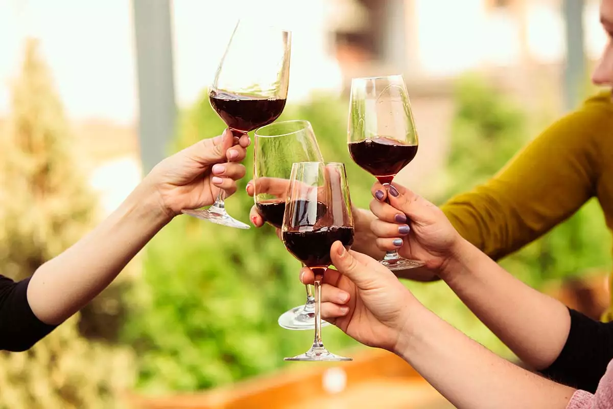 Maridajes de primavera_ consejos para sorprender en la mesa con vinos frescos y al aire libre Maridajes de primavera: consejos para sorprender en la mesa con vinos frescos y al aire libre