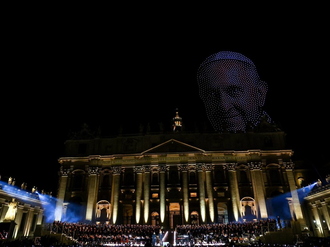 Miles de drones iluminan el Vaticano en un homenaje al papa Francisco