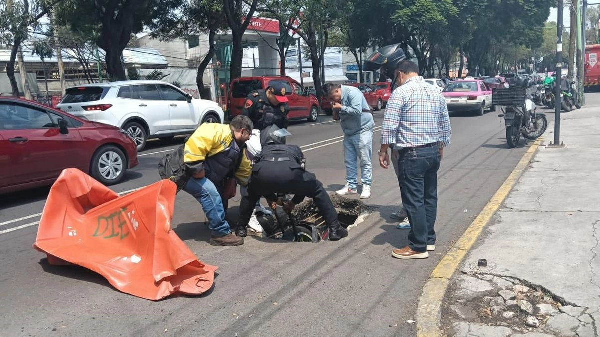 Motociclista cae a socavón en la alcaldía Coyoacán