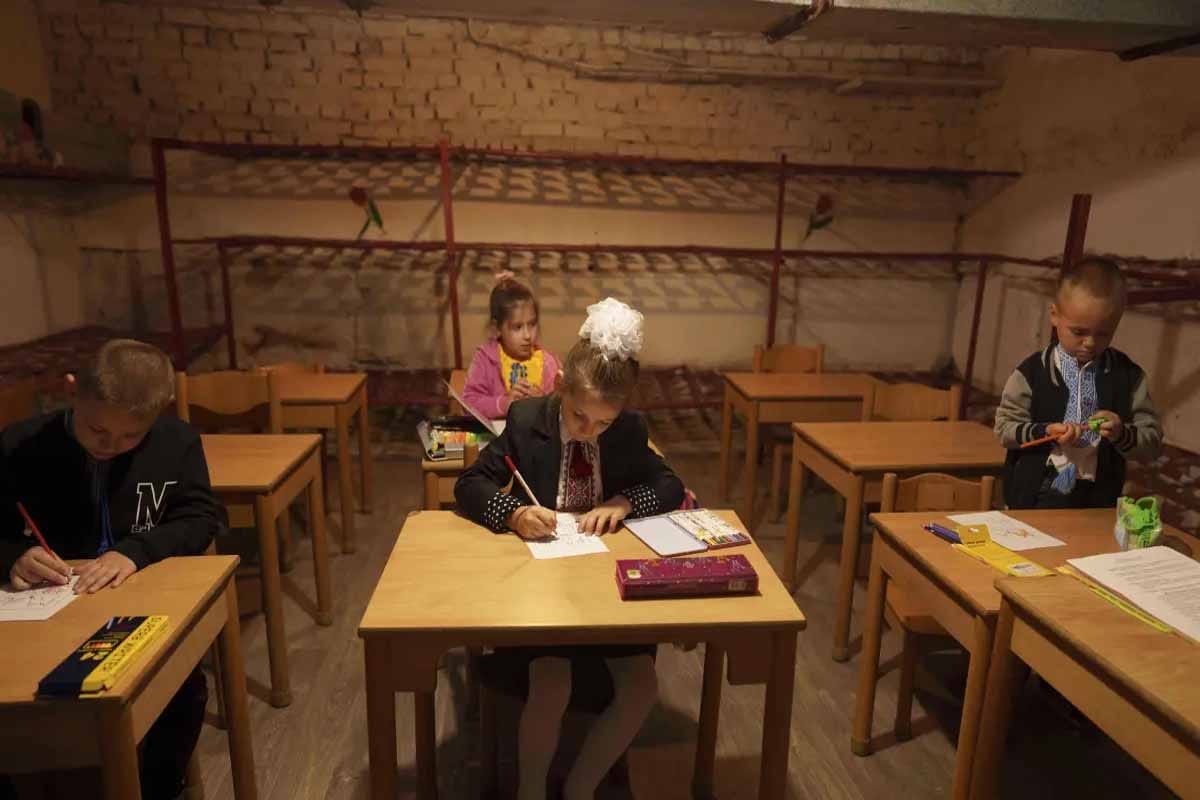 Niños en Ucrania inician clases en sótanos bajo la sombra de la guerra Niños en Ucrania inician clases en sótanos bajo la sombra de la guerra