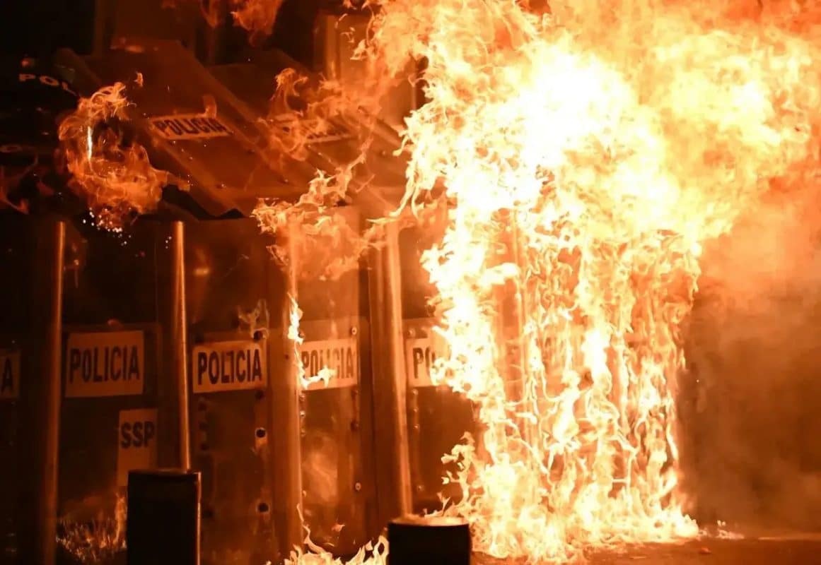 “No volverán a engañarnos”: padres exigen verdad y justicia en marcha Ayotzinapa