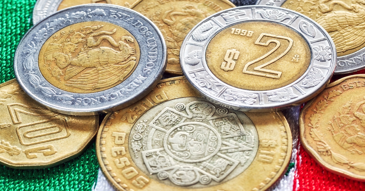Peso mexicano gana terreno frente al dólar y cierra la semana con fuerza