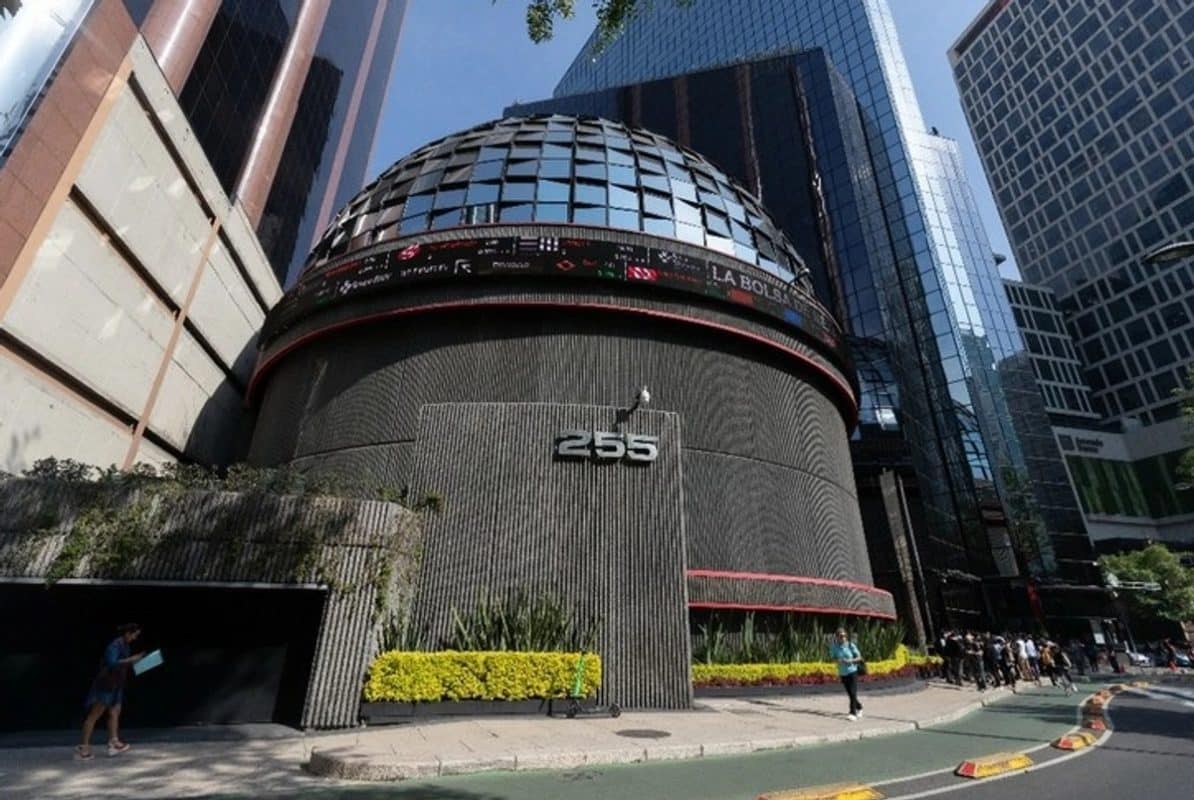 Peso mexicano y BMV arrancan con números verdes; dólar en 18.40 pesos