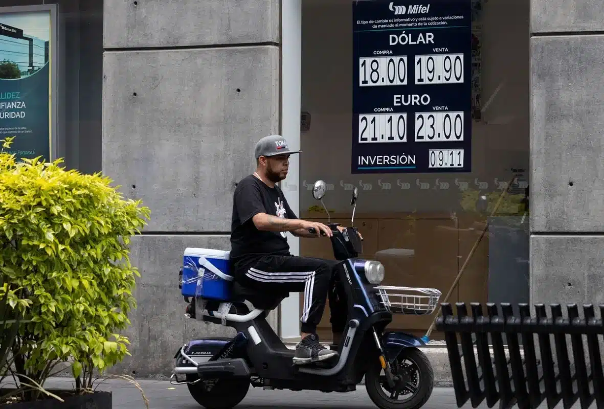 Peso mexicano alcanza su mejor nivel en más de 12 meses y BMV cierra en máximo histórico