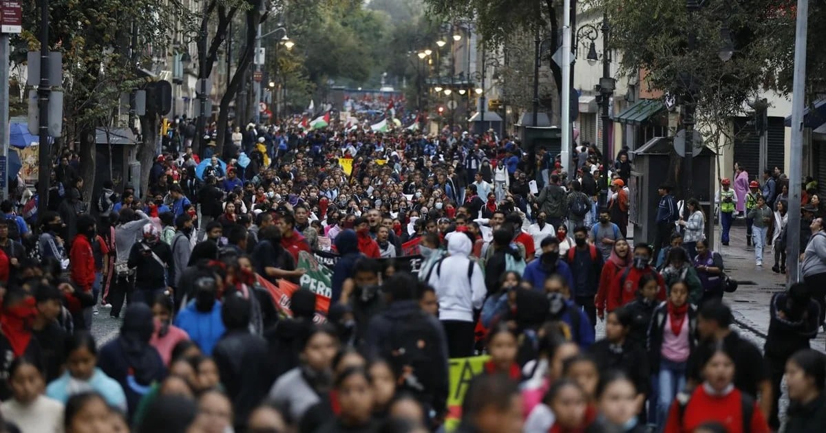 Protesta por los 43 de Ayotzinapa paraliza 4,527 comercios en CDMX