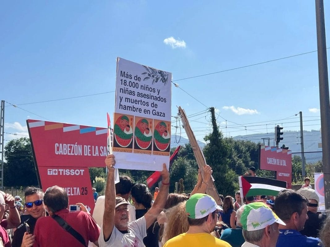 Protestas pro-Palestina interrumpen La Vuelta en el Angliru, España