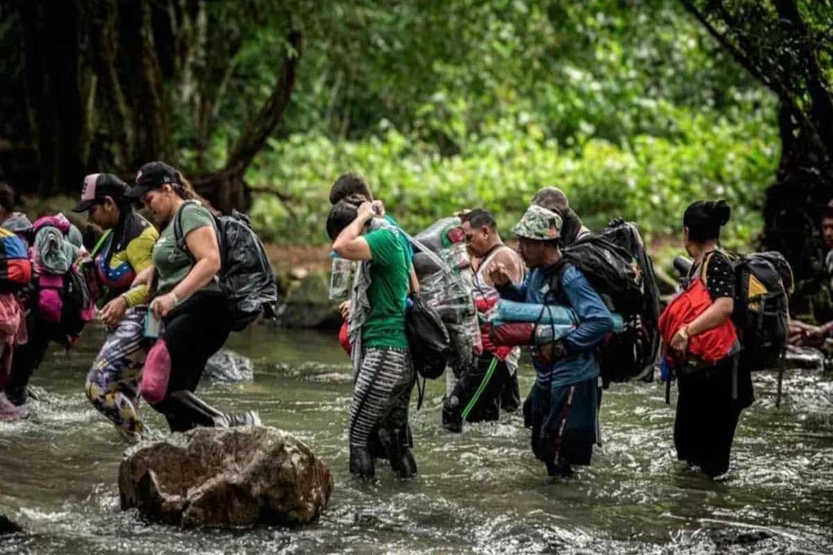 Rescatan 16 migrantes en la costa de Mapastepec Rescatan 16 migrantes extraviados en la costa de Mapastepec, Chiapas