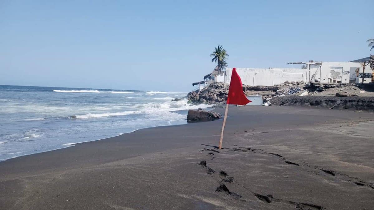 Rescatan a bañista de 56 años en playa El Paraíso de Colima