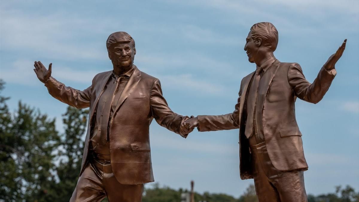 Retiran polémica escultura de Trump y Epstein frente al Capitolio