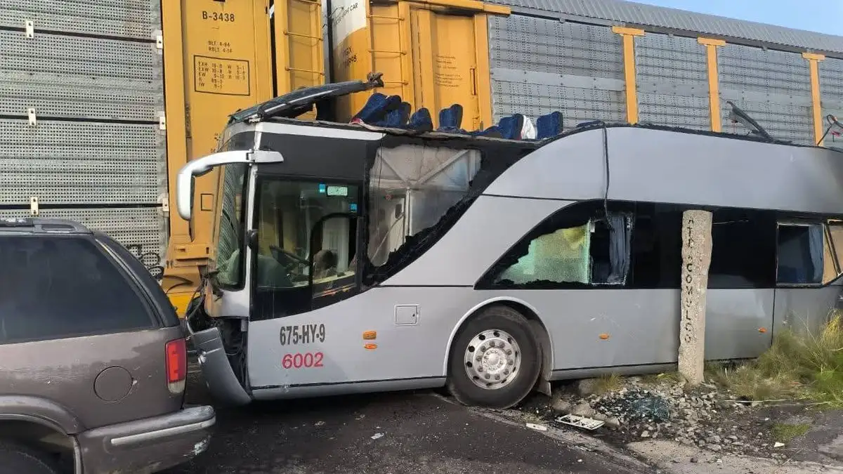 Sube a 10 muertos y 40 heridos en accidente entre tren y autobús en la carretera Atlacomulco-Maravatío Sube a 10 muertos y 40 heridos en accidente entre tren y autobús en la carretera Atlacomulco-Maravatío