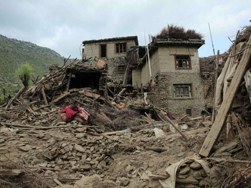 Terremoto en Afganistán deja más de 2 mil muertos y miles de heridos