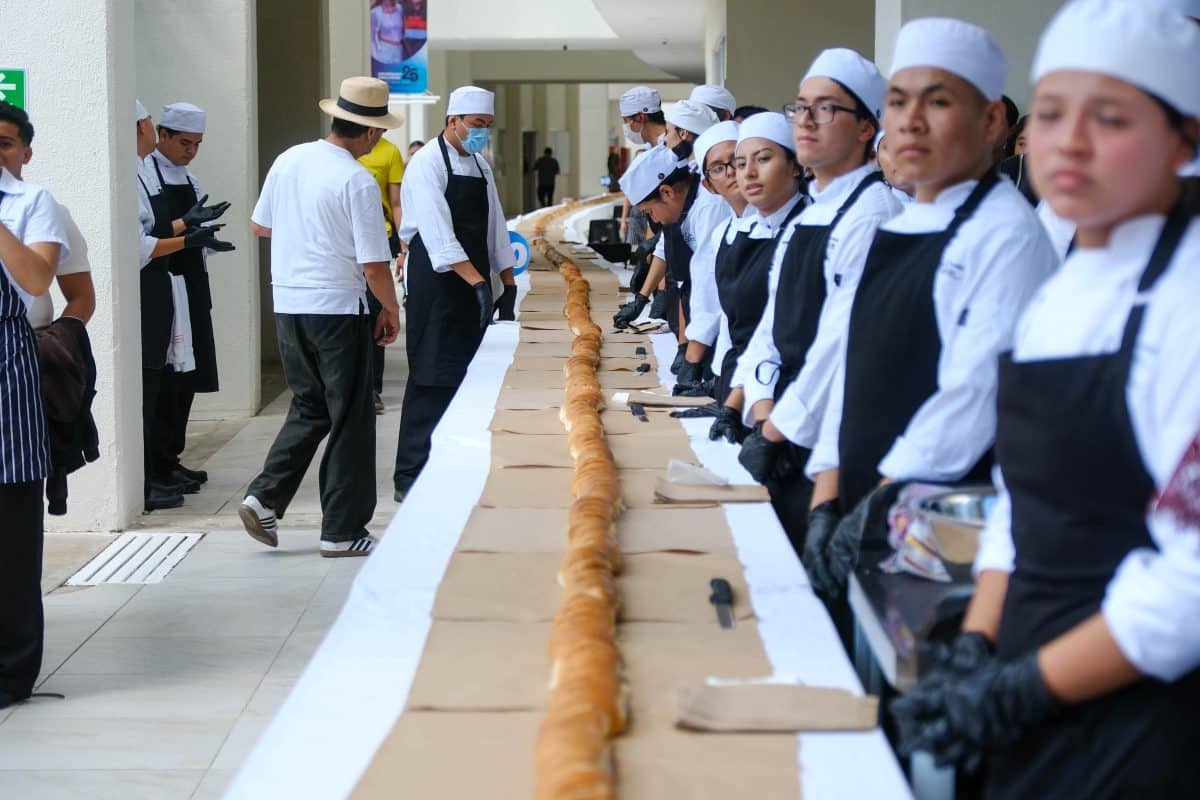 Cancún busca récord Guinness con la torta de cochinita más larga del mundo