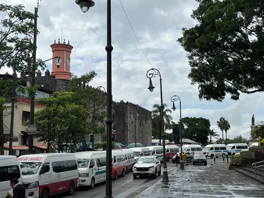 Transportistas colapsan el centro de Morelos; exigen conocer iniciativa sobre Movilidad