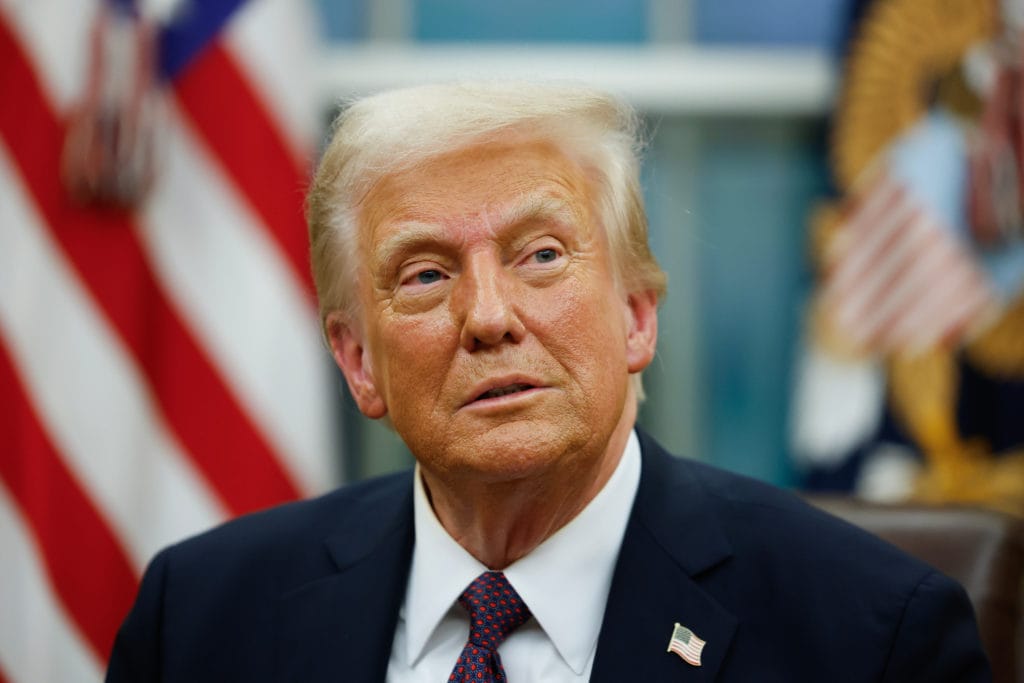 Trump rompe el silencio en redes tras rumores sobre su salud