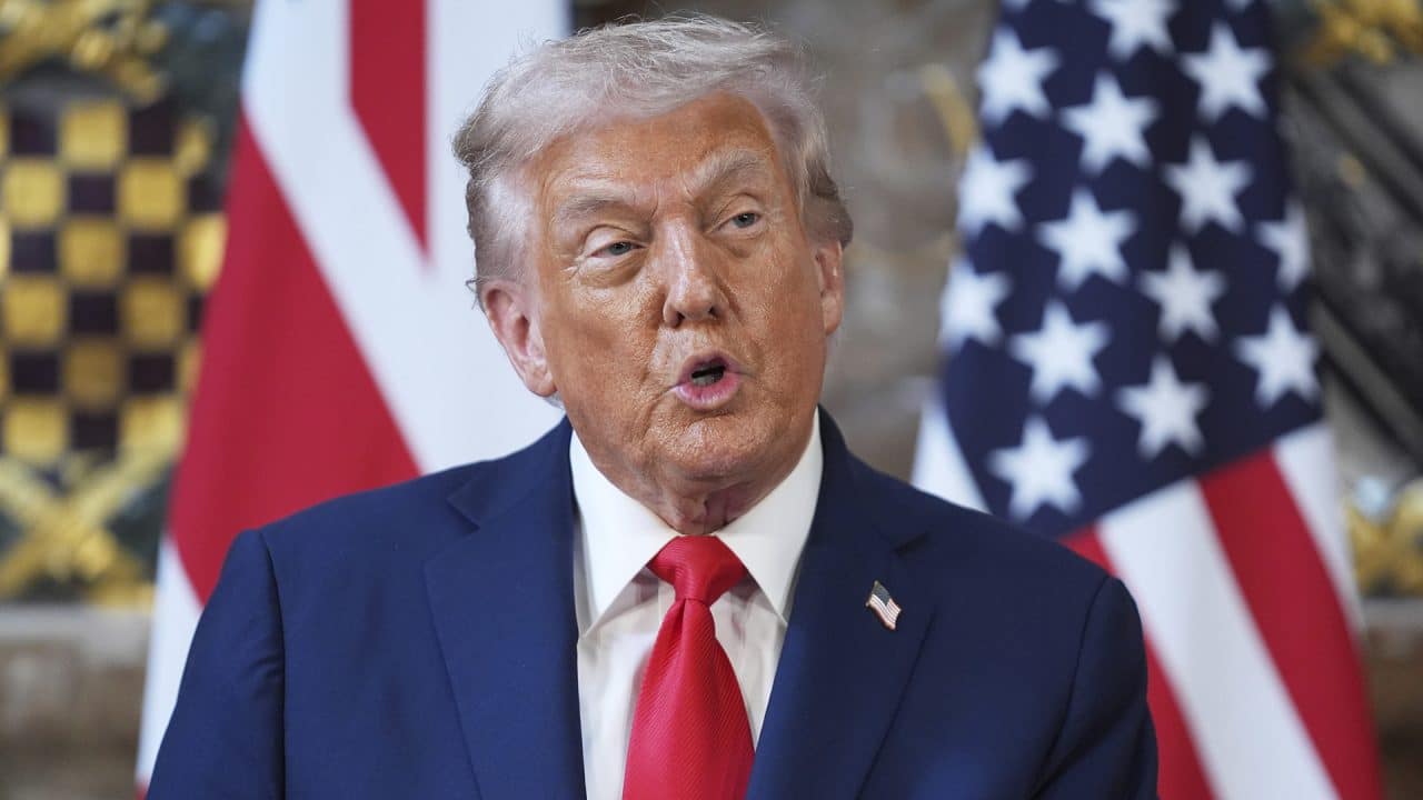 Trump sugiere revocar licencias a televisoras por cobertura negativa